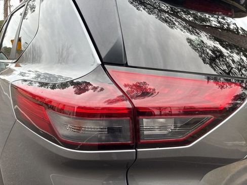 Used 2023 Nissan Rogue S image 13