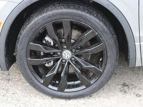 Used 2021 Volkswagen Tiguan SE R-Line image 8