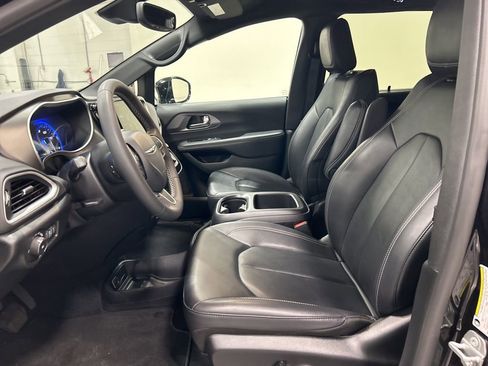 Used 2025 Chrysler Pacifica Select FWD image 11
