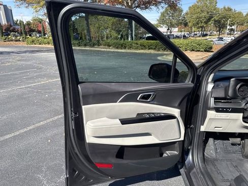 Certified 2023 Kia Carnival LX image 24