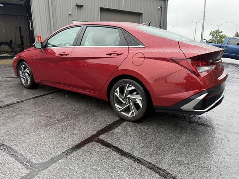Used 2025 Hyundai Elantra SEL FWD image 2