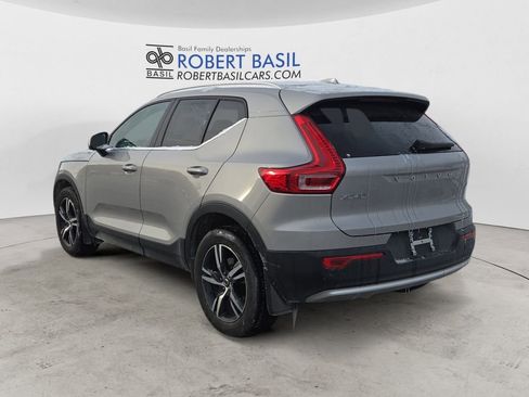 Used 2025 Volvo XC40 B5 Core image 3