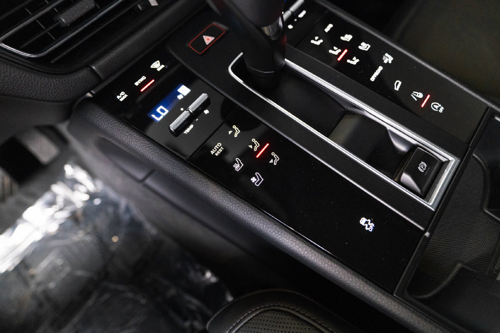 Certified 2026 Porsche Macan AWD/4WD image 24