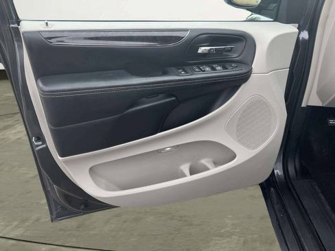 Used 2016 Chrysler Town & Country Touring-L FWD image 19