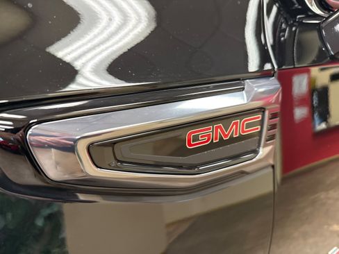 Used 2025 GMC Yukon AT4 w/ AT4 Premium Plus Package AWD/4WD image 5