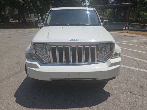 Used 2010 Jeep Liberty Limited w/ Tire & Wheel Group RWD image 9