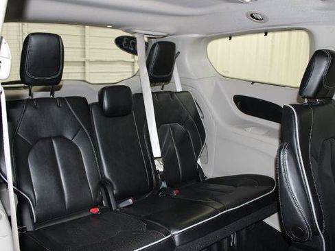 Used 2023 Chrysler Pacifica Limited FWD image 30