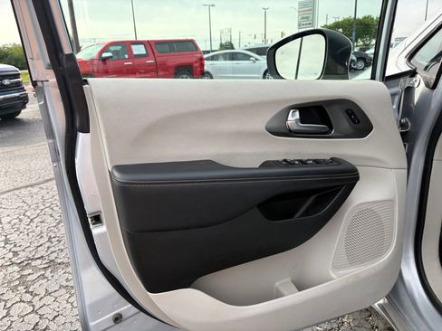 Used 2023 Chrysler Pacifica Touring-L FWD image 13