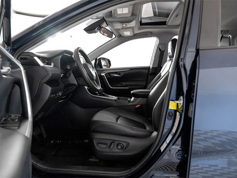 Used 2021 Toyota RAV4 XLE Premium image 4