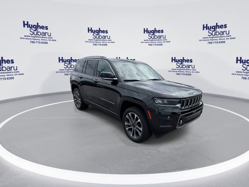Used 2023 Jeep Grand Cherokee Overland w/ Luxury Tech Group IV AWD/4WD image 3