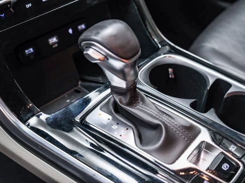 Used 2024 Kia Carnival EX image 22