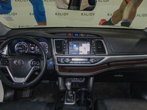 Used 2017 Toyota Highlander Limited AWD/4WD image 3
