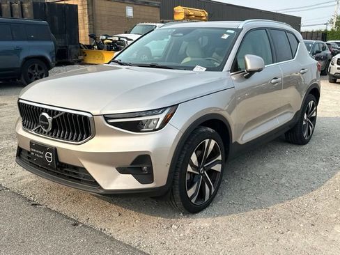 Used 2024 Volvo XC40 B5 Plus w/ Protection Package Premier AWD/4WD image 3