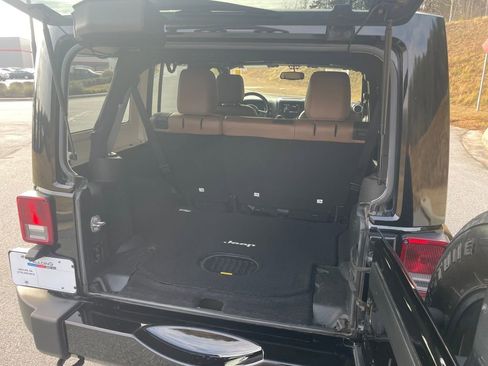 Used 2017 Jeep Wrangler Unlimited Sahara w/ Connectivity Group image 27