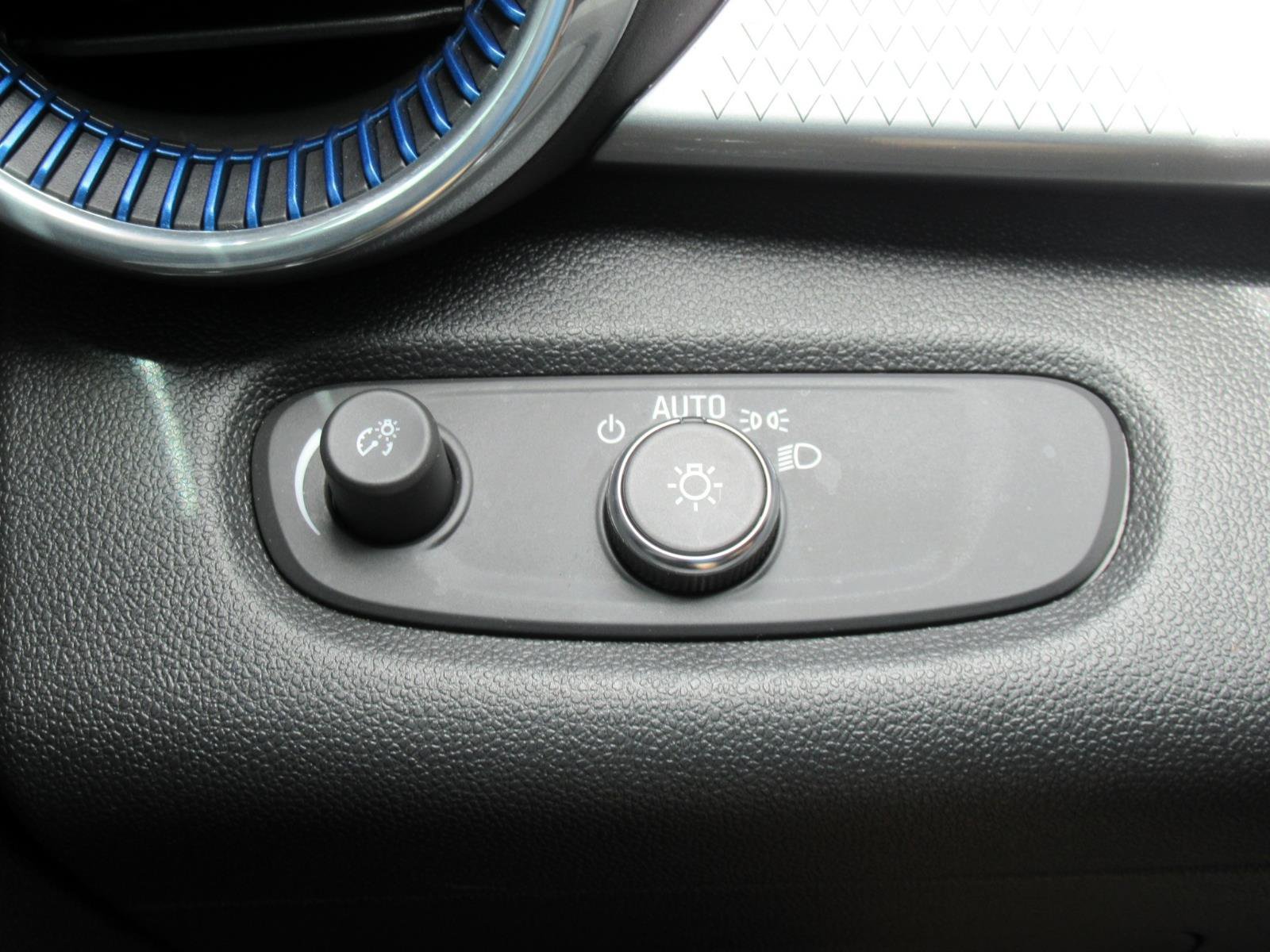 Used 2025 Chevrolet Trax LT w/ Sunroof Package FWD image 23