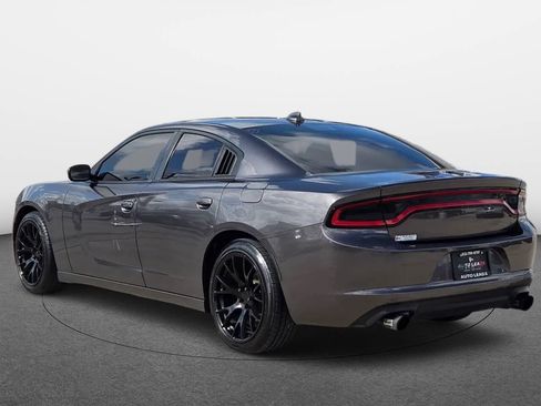 Used 2017 Dodge Charger SXT RWD image 4