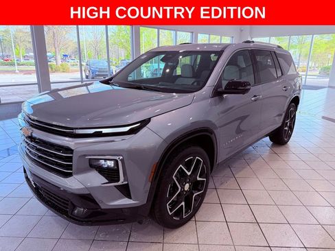 Used 2025 Chevrolet Traverse High Country image 3