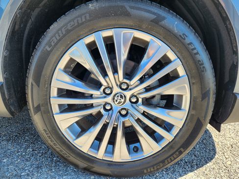 Used 2022 Toyota Venza XLE AWD/4WD image 19