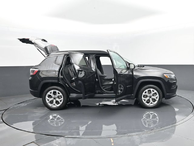 Used 2025 Jeep Compass Latitude AWD/4WD image 29