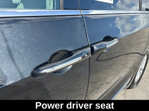 Used 2018 Chrysler Pacifica Touring-L FWD image 19