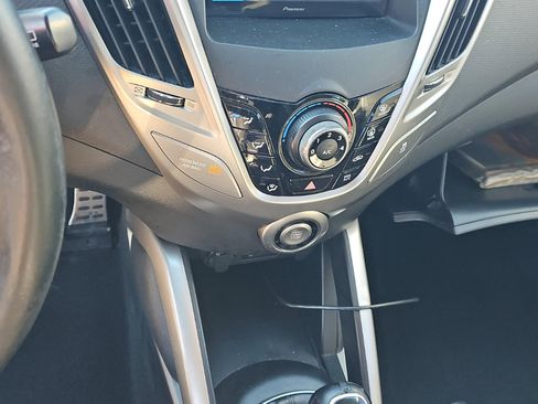 Used 2012 Hyundai Veloster 3DR COUPE w/ Style Pkg image 11