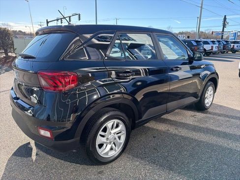 Certified 2025 Hyundai Venue SE image 6