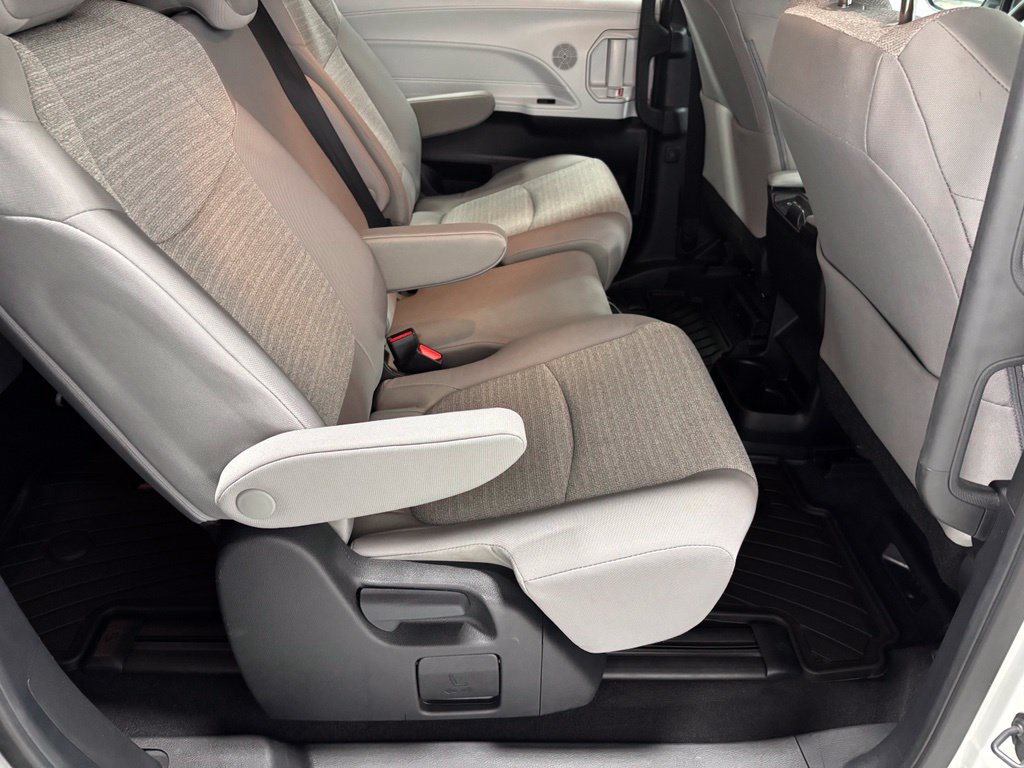 Used 2026 Toyota Sienna LE FWD image 57