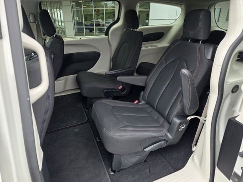 Used 2020 Chrysler Pacifica Touring w/ Advanced Safetytec Group FWD image 9