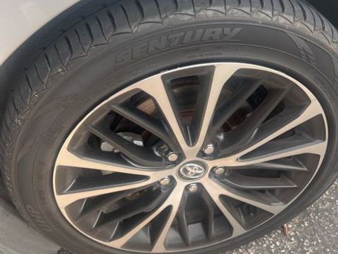 Used 2020 Toyota Camry SE image 3