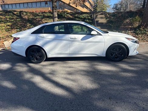 Used 2022 Hyundai Elantra SEL w/ Preferred Accessory Package image 4