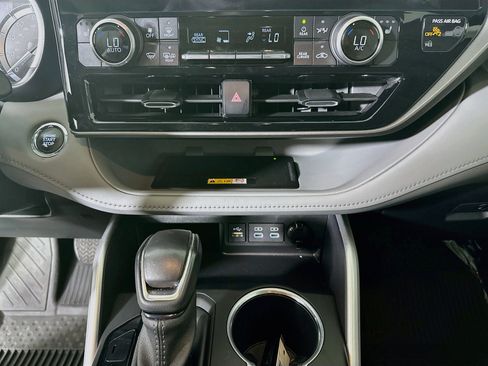 Used 2023 Toyota Highlander XLE FWD image 23