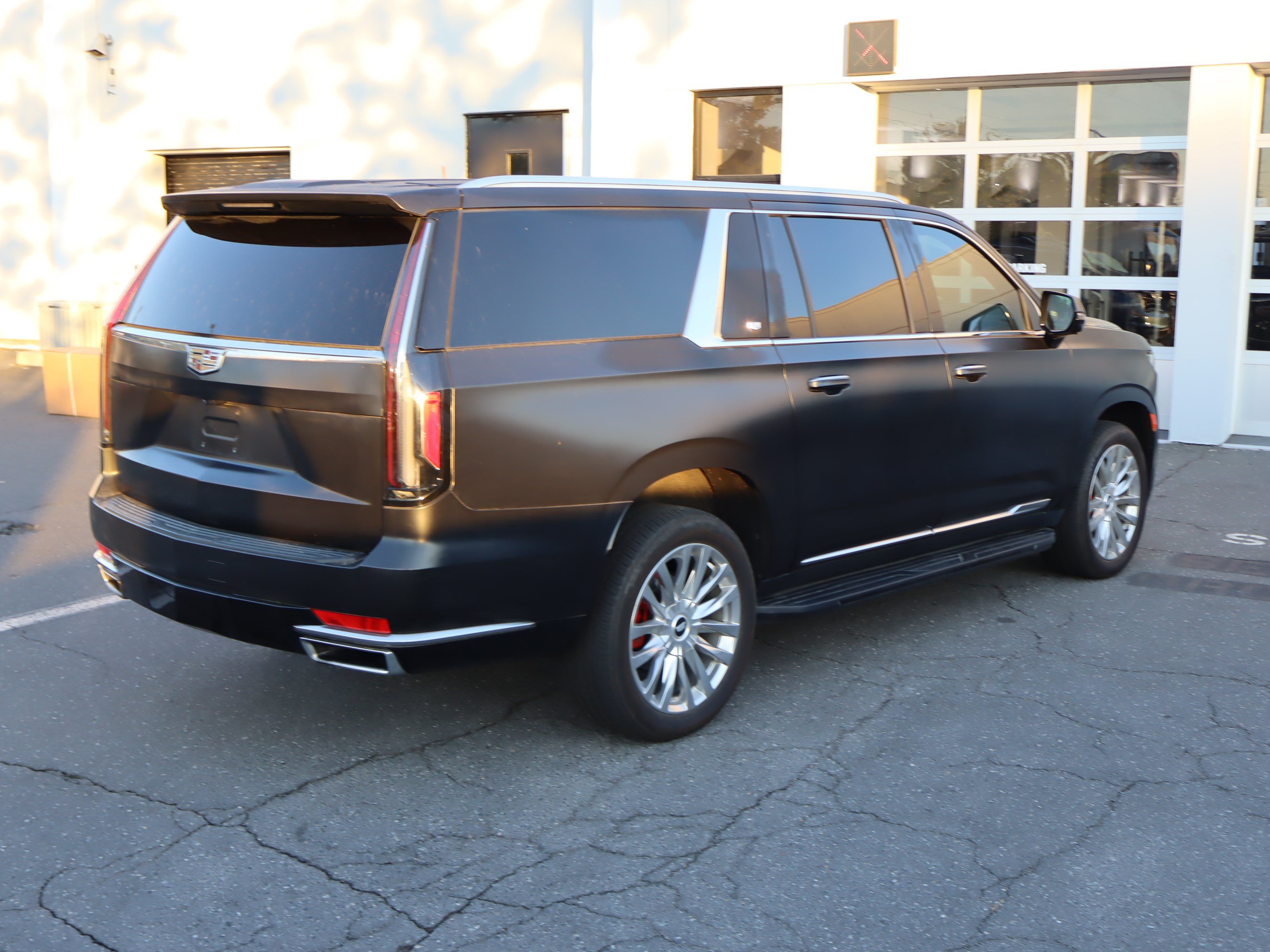 Used 2023 Cadillac Escalade ESV Premium Luxury AWD/4WD image 10