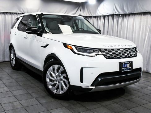 Used 2025 Land Rover Discovery S image 3