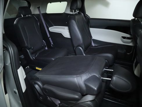 Used 2024 Kia Carnival EX FWD image 39