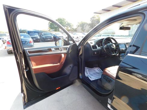 Used 2016 Volkswagen Touareg Sport image 22