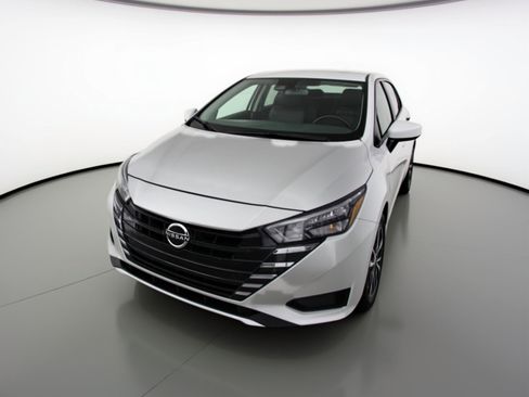 Used 2025 Nissan Versa SV image 3