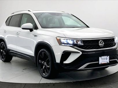 Used 2022 Volkswagen Taos SE w/ Panoramic Sunroof Package