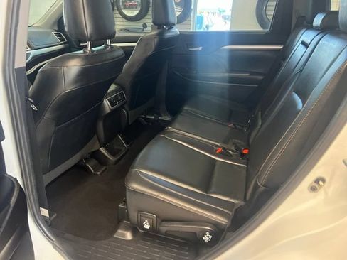 Used 2019 Toyota Highlander XLE AWD/4WD image 35