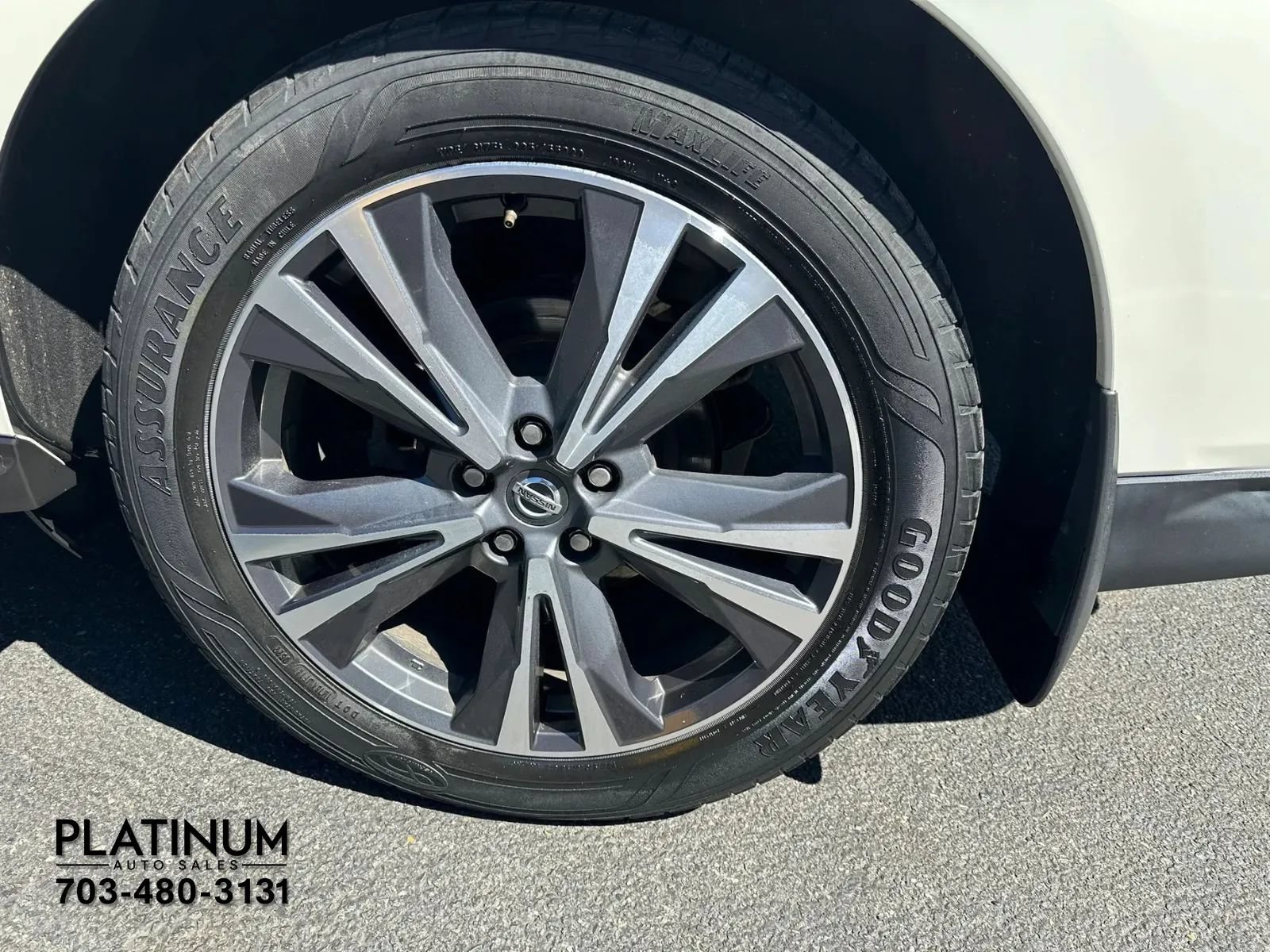Used 2020 Nissan Pathfinder Platinum FWD image 25