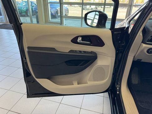 Used 2019 Chrysler Pacifica Limited image 9