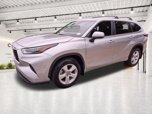 Used 2023 Toyota Highlander L FWD image 4