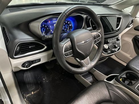 Used 2022 Chrysler Pacifica Touring-L image 9