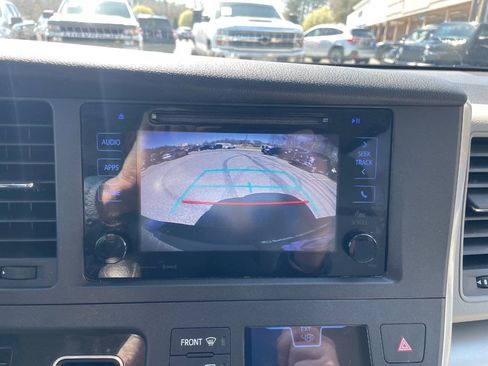 Used 2017 Toyota Sienna LE image 26