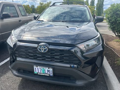 Used 2019 Toyota RAV4 LE AWD/4WD image 2