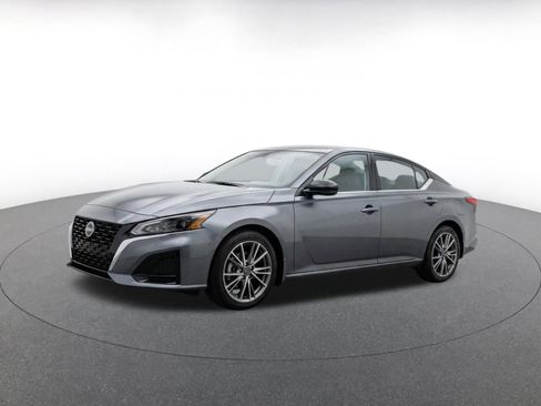 Used 2025 Nissan Altima 2.5 SV FWD image 3