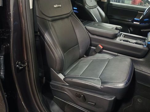 Used 2025 Ford Expedition Platinum image 26