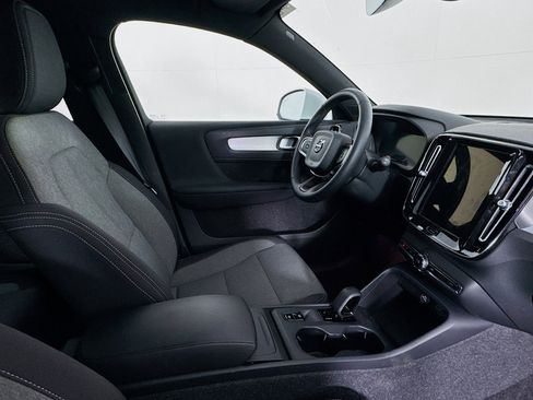 Used 2025 Volvo XC40 B5 Core image 28