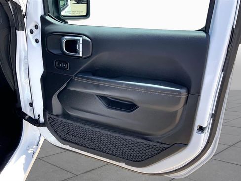 Used 2025 Jeep Wrangler Unlimited Sahara AWD/4WD image 22