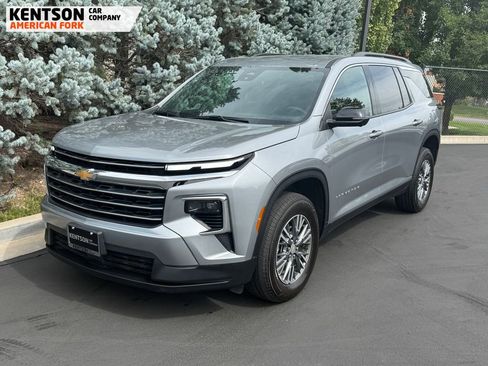 Used 2024 Chevrolet Traverse LT image 3