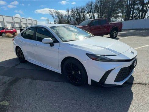 Used 2025 Toyota Camry SE image 2